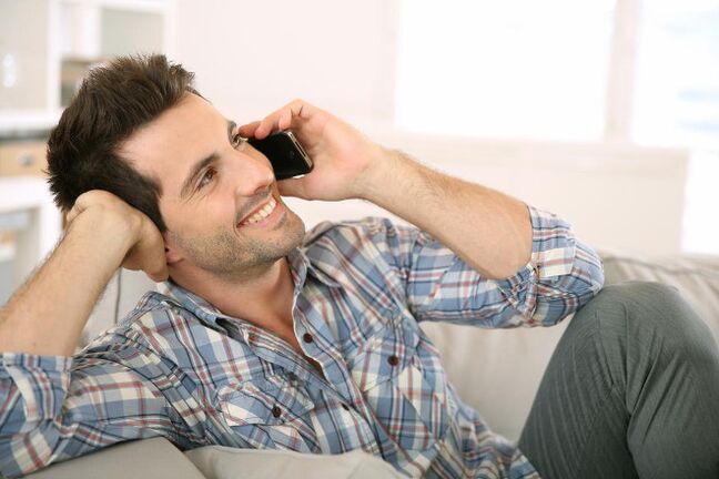 Ein Mann wird sich erregt fühlen und lange mit einer Frau telefonieren